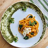 Brighten up your Tuesday with @brydisanto's dangerously delicious, super easy butternut squash bucatini ✘ walnut pesto. Fancy plating optional. 😉
Get the recipe up at the link in our bio. 🍃 #leanitup